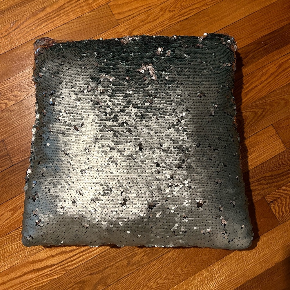Decorative pillow sequin color changing